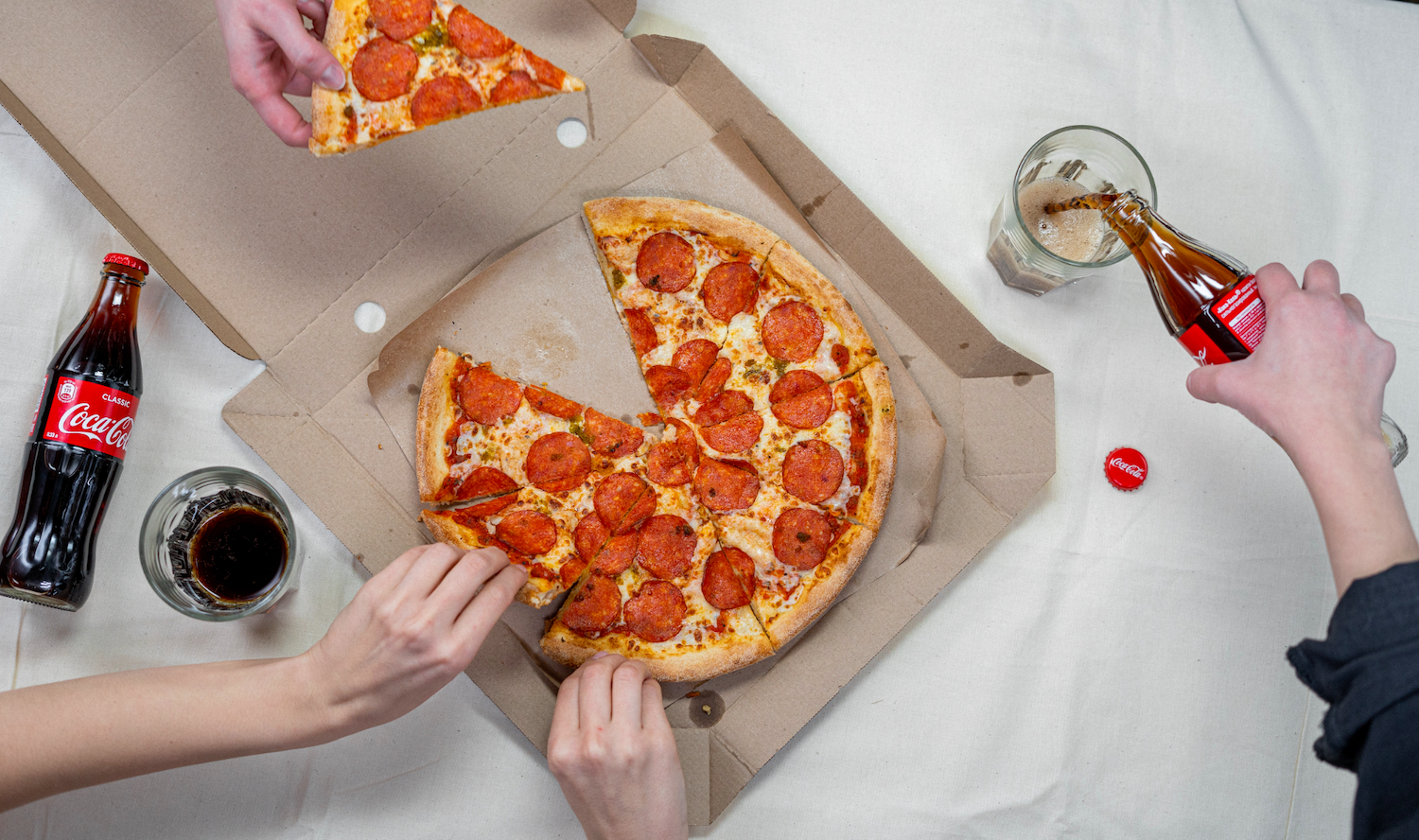 Включи делают пиццу. Пицца вечеринка. День пиццы. Пицца с друзьями. Употребление пиццы.